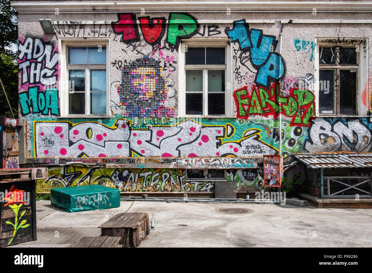 Berlin-Friedrichshain, RAW-Gelände. Street Art auf verwitterte alte Gebäude. Che Guevara Portrait und Graffiti Stockfoto
