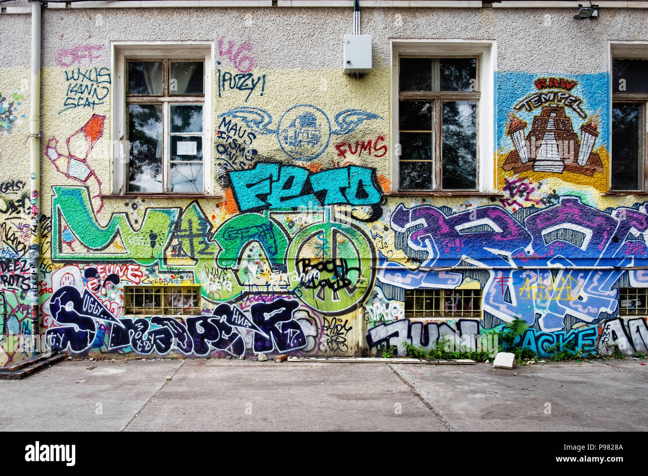 Berlin, Friedrichshain, RAW-Gelände. Die Außenseite des alten Industriegebäude in Street Art und Graffiti tags abgedeckt Stockfoto