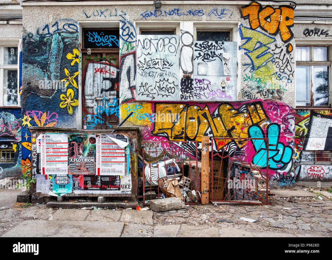 Berlin, Friedrichshain, RAW-Gelände. Die Außenseite des alten Industriegebäude in Street Art und Graffiti tags abgedeckt Stockfoto