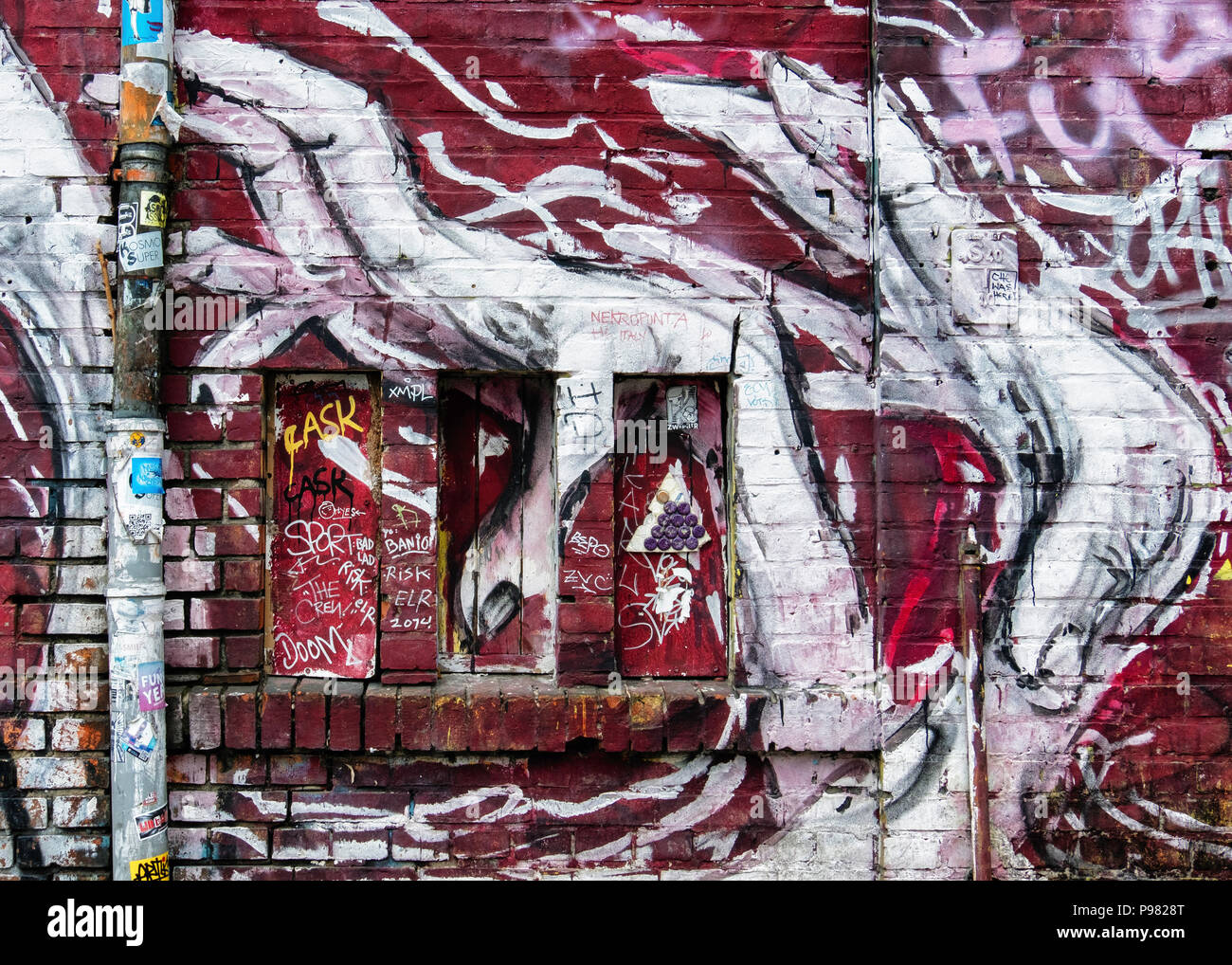 Berlin-Friedrichshain RAW-Gelände. alten Industriegebäude mit Fallrohr, Aufkleber, Graffiti & street art Stockfoto