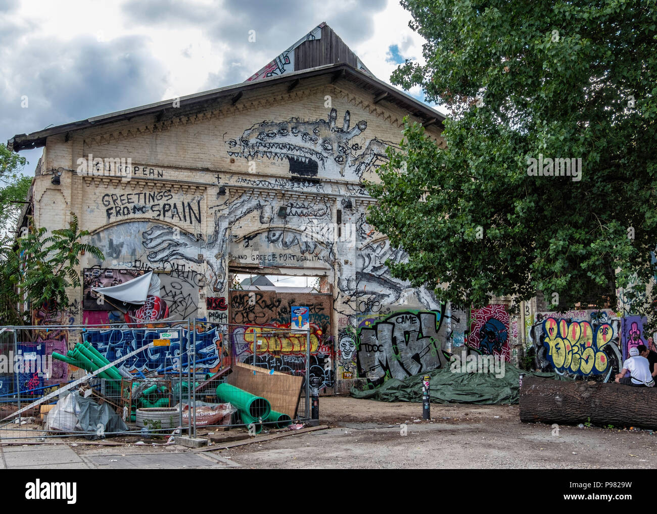 Berlin, Friedrichshain, RAW-Gelände alten industriellen verfallenes Gebäude in Graffiti & Street Art abgedeckt Stockfoto