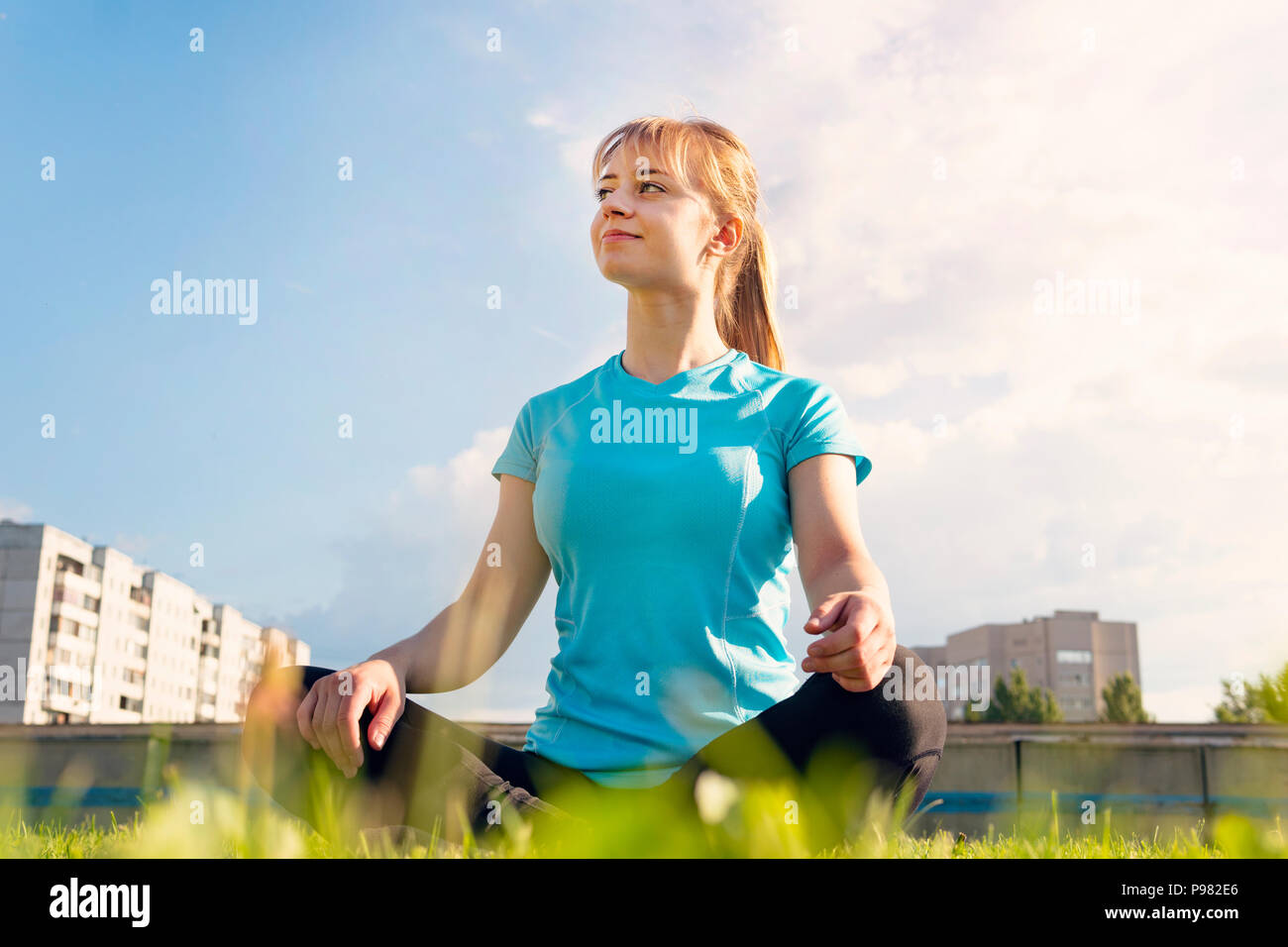 Schöne attraktive junge Frau stretching Training in den Park. Sommer. Gesundheit Konzept. Fitness Concept. blonde Athlet Stockfoto