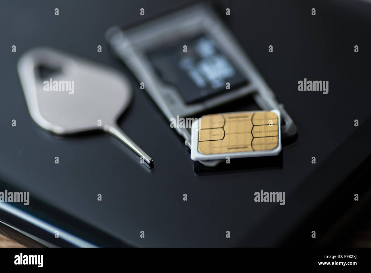Speicherkarte micro SD und Micro-SIM-Karte im Smartphone Stockfotografie -  Alamy