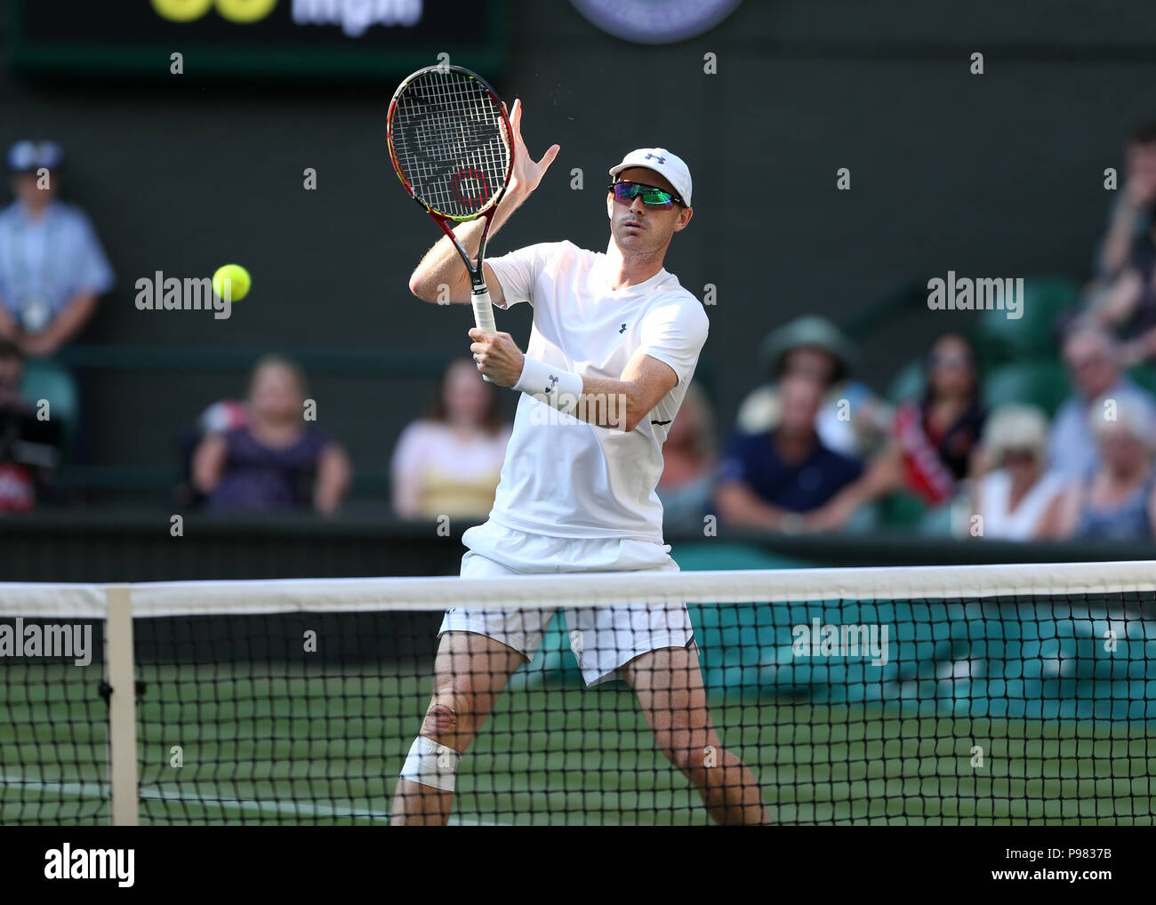 London, Großbritannien. 15. Juli 2018. 15. Juli 2018 All England Lawn Tennis und Croquet Club, London, England; die Wimbledon Tennis Championships, Tag 13; Jamie Murray (GBR) mit einem rückhand geschossen auf die Netto: Aktion Plus Sport Bilder/Alamy leben Nachrichten Stockfoto