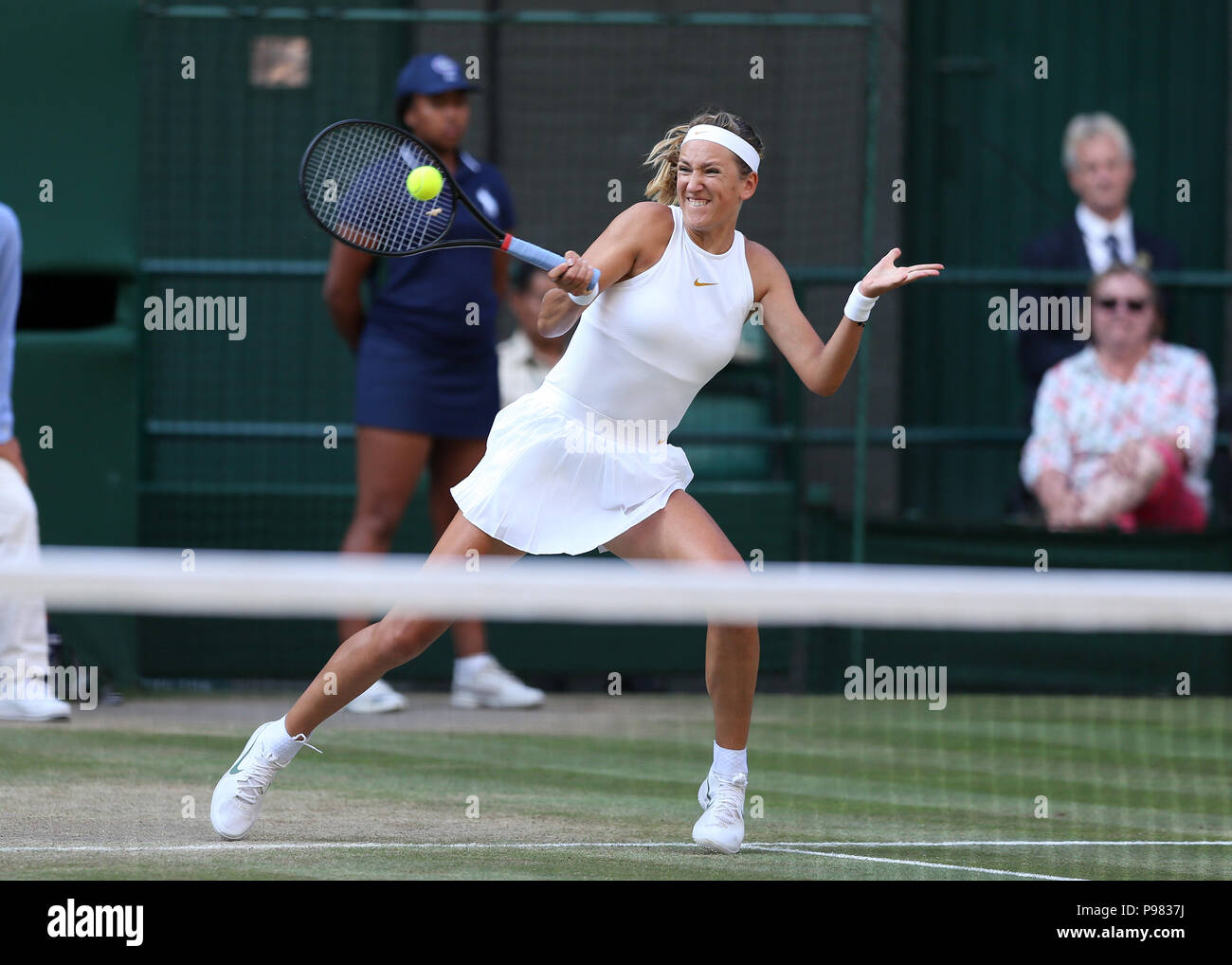 London, Großbritannien. 15. Juli 2018. 15. Juli 2018 All England Lawn Tennis und Croquet Club, London, England; die Wimbledon Tennis Championships, Tag 13; Victoria Azarenka (BEL) mit einer Vorhand im gemischten Doppel Finale Credit: Aktion Plus Sport Bilder/Alamy Leben Nachrichten Schuß Stockfoto