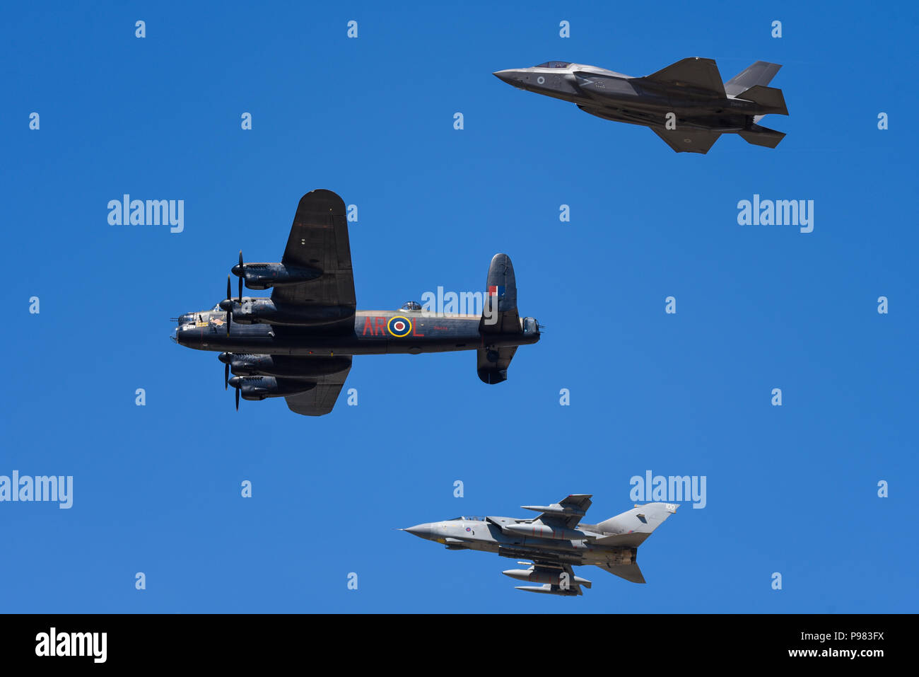 617 Squn Dambusters Formation von RAF BBMF Lancaster, RAF Tornado und neuer F-35 Lightning II bei Royal International Air Tattoo, RIAT 2018, RAF Fairford. Stockfoto