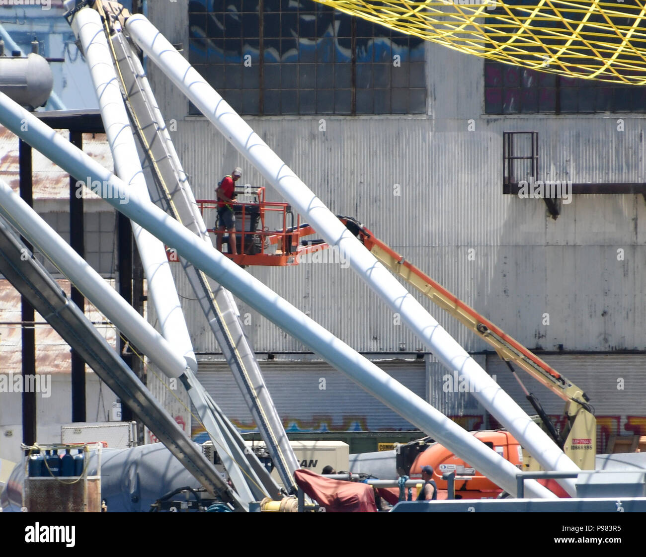 7--14-18. San Pedro, CA. Elon Musk von SpaceX's neues Boot namens Herrn Steven wird Vorbereitung bis zum 25. Juli in diesem Monat starten bis kommenden Samstag. Die neue Einrichtung verfügt nun über einen noch größeren Net, das sind vier Mal so groß ist wie man es vorher hatte. Die größere Fläche sollte helfen, erhöhen die Chancen auf Herrn Steven tatsächlich eine fangen, die es nicht in der Lage gewesen zu tun. Mr. Steven ist speziell auf Verfangen des Nasenkonus von SpaceX der Falcon 9 Rakete nach einem Start konzentriert. Das ist die bauchige Struktur, die an der Spitze der Rakete sitzt, der die Satelliten während des Fluges. Auf Stockfoto