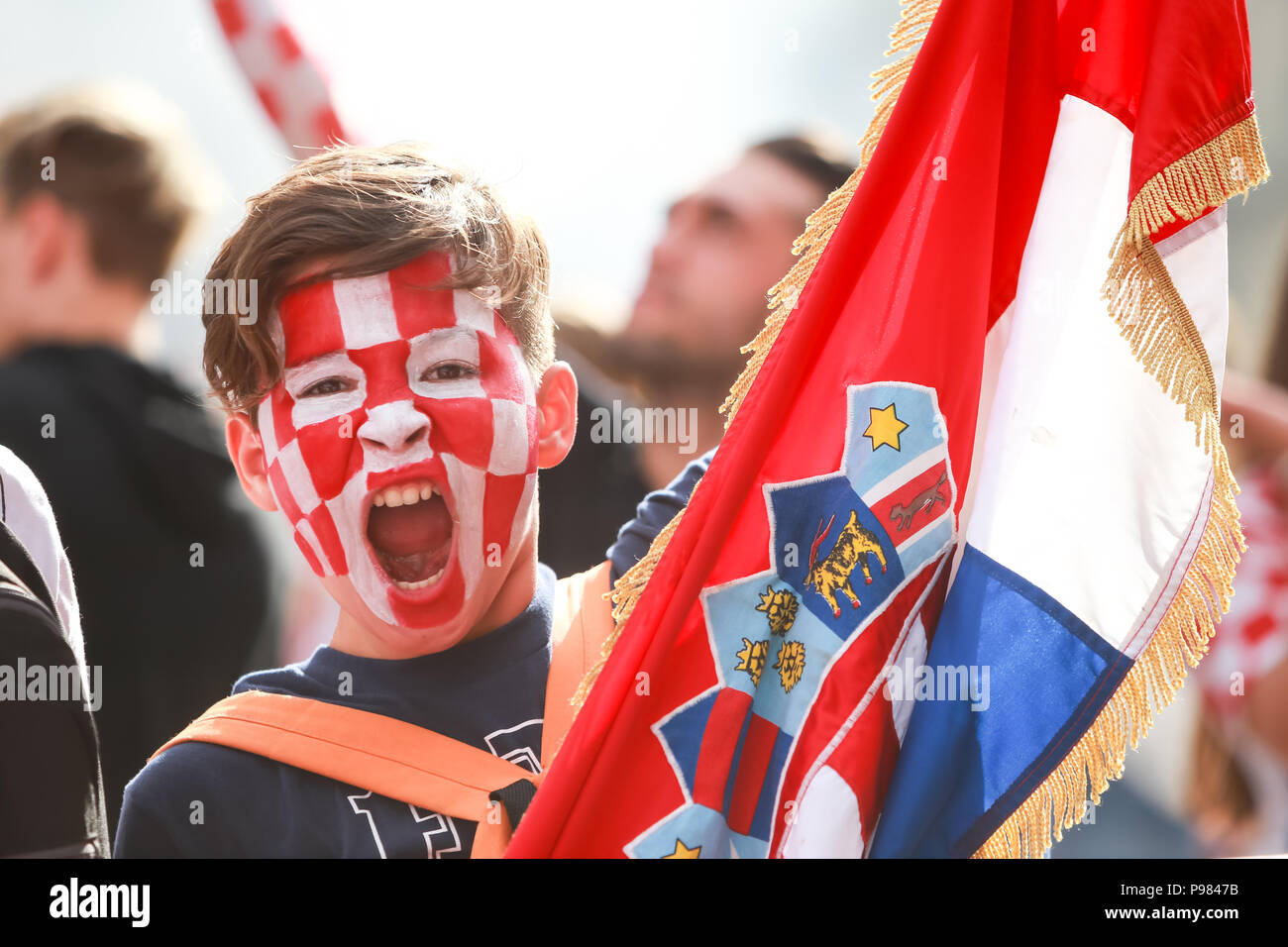 Zagreb, Kroatien. 15. Juli 2018. Kroatischen Fußball-Fans unterstützen Nationalmannschaft vor und während der FIFA WM 2018, Finale Frankreich gegen Kroatien auf Platz Ban Jelacic in Zagreb, Kroatien. Credit: Goran Jakuš/Alamy leben Nachrichten Stockfoto