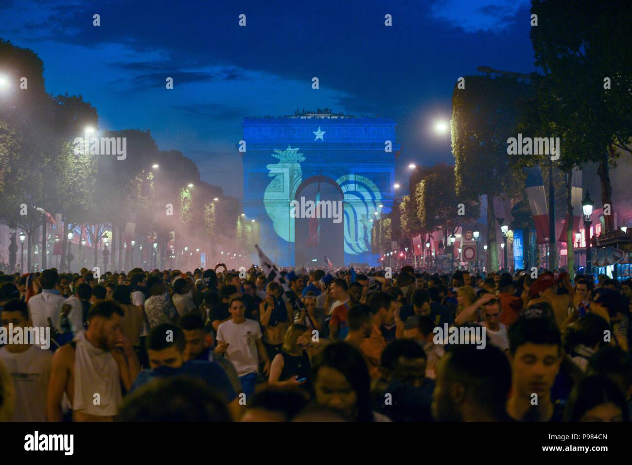 Paris, Frankreich. 15. Juli 2018. Französisch feiern auf der Champs-Elysees avenue nach Frankreich die Weltmeisterschaft durch das Schlagen von Kroatien 4-2 im Finale gewonnen. Liesse sur l'Avenue des Champs-Elysees apres la Victoire de l'Equipe de France en finale De la Coupe du Monde 4-2 face a la Kroatien. *** Frankreich/KEINE VERKÄUFE IN DEN FRANZÖSISCHEN MEDIEN *** Credit: Idealink Fotografie/Alamy leben Nachrichten Stockfoto