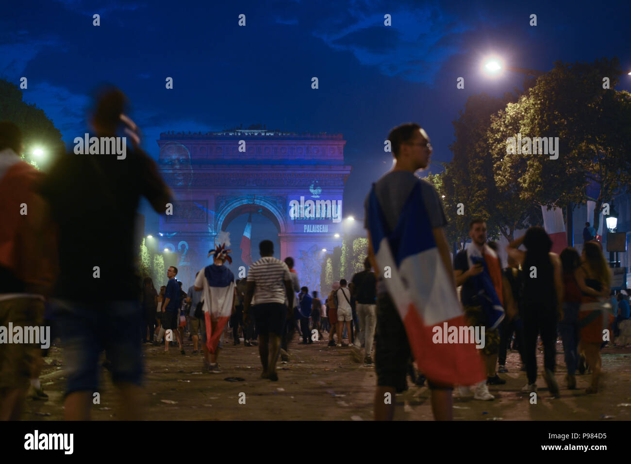 Paris, Frankreich. 15. Juli 2018. Französisch feiern auf der Champs-Elysees avenue nach Frankreich die Weltmeisterschaft durch das Schlagen von Kroatien 4-2 im Finale gewonnen. Liesse sur l'Avenue des Champs-Elysees apres la Victoire de l'Equipe de France en finale De la Coupe du Monde 4-2 face a la Kroatien. *** Frankreich/KEINE VERKÄUFE IN DEN FRANZÖSISCHEN MEDIEN *** Credit: Idealink Fotografie/Alamy leben Nachrichten Stockfoto