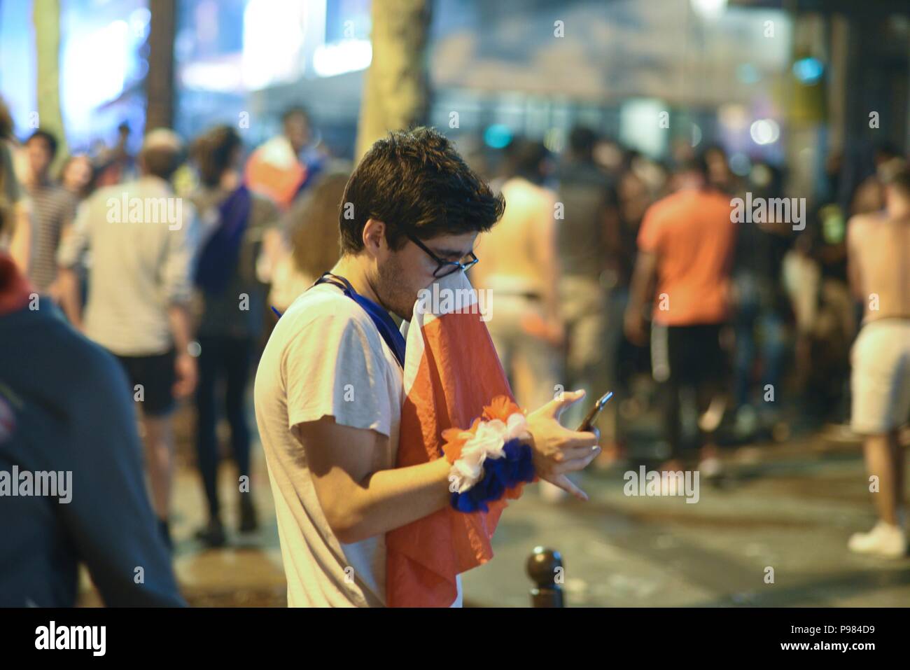 Paris, Frankreich. 15. Juli 2018. Die französischen Fans verlassen die Champs-Elysees avenue nach Bereitschaftspolizei feuerte Tränengas Gruppen von gewalttätigen Jugendlichen zu zerstreuen. Frankreich gewann der Wm durch das Schlagen von Kroatien 4-2 im Finale. Des Anhänger quittent les Champs-Elysees Après que la Polizei ait des Nutzen gaz lacrymogenes afin de Dispergierer des Gruppen violents, Suite a la Victoire de la France en Coupe du Monde. *** Frankreich/KEINE VERKÄUFE IN DEN FRANZÖSISCHEN MEDIEN *** Credit: Idealink Fotografie/Alamy leben Nachrichten Stockfoto