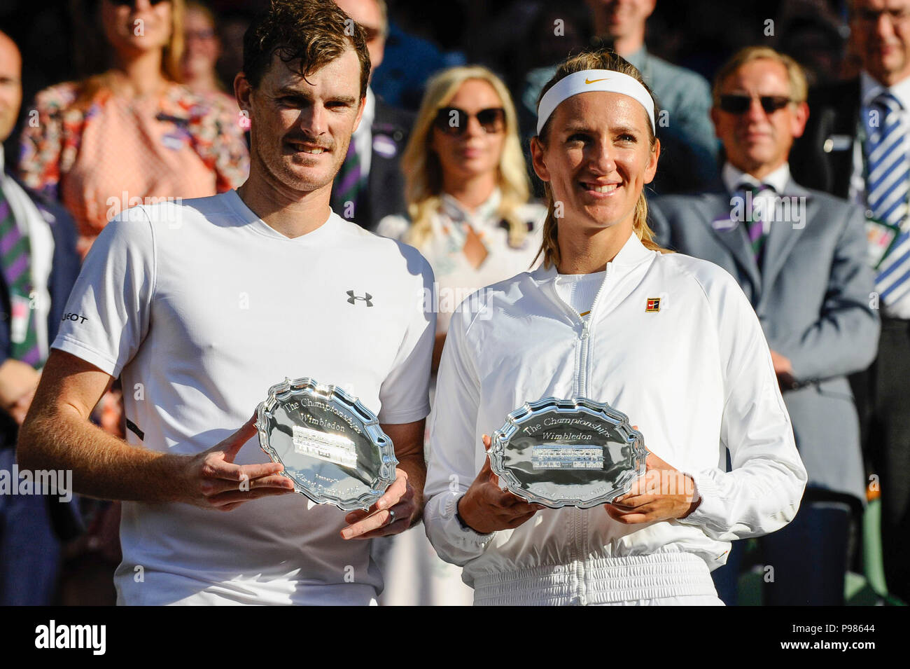 London, Großbritannien. Am 15. Juli 2018. Jamie Murray (L) von Großbritannien und Victoria Azarenka von Belarus zeigen ihre Trophäen nach dem Verlust an Alexander Peya Österreichs und Nicole Melichar der Vereinigten Staaten im gemischten Doppel Finale an der Wimbledon Championships 2018 in London, Großbritannien, am 15. Juli 2018. Alexander Peya und Nicole Melichar gewann 2:0 und behauptete den Meister. Credit: Stephen Chung/Xinhua/Alamy leben Nachrichten Stockfoto