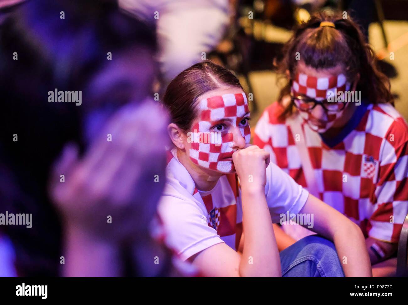 Los Angeles, USA. Am 15. Juli 2018. Fans von Kroatien so reagieren, wie sie die 2018 FIFA WM-Endspiel zwischen Frankreich und Kroatien bei einer Betrachtung Partei in Los Angeles beobachten, die Vereinigten Staaten, am 15. Juli 2018. Kroatien verloren im Finale zu Frankreich 2-4 und gewann den zweiten Platz der FIFA WM 2018. Credit: Zhao Hanrong/Xinhua/Alamy leben Nachrichten Stockfoto