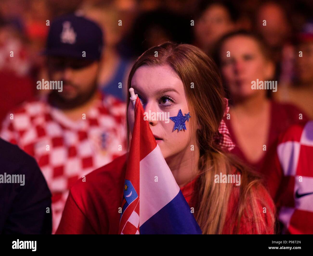 Los Angeles, USA. Am 15. Juli 2018. Fans von Kroatien so reagieren, wie sie die 2018 FIFA WM-Endspiel zwischen Frankreich und Kroatien bei einer Betrachtung Partei in Los Angeles beobachten, die Vereinigten Staaten, am 15. Juli 2018. Kroatien verloren im Finale zu Frankreich 2-4 und gewann den zweiten Platz der FIFA WM 2018. Credit: Zhao Hanrong/Xinhua/Alamy leben Nachrichten Stockfoto