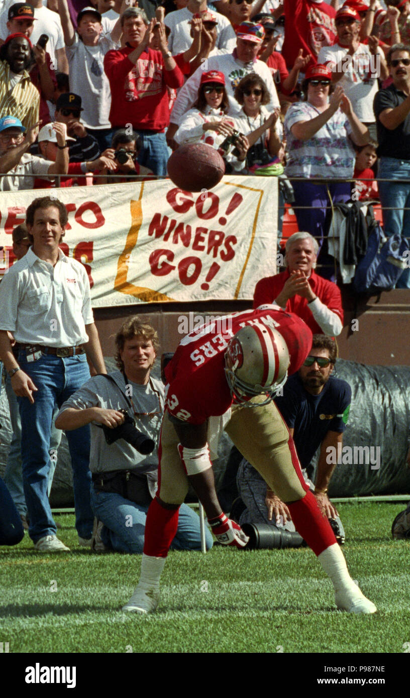 San Francisco, Kalifornien, USA. 18 Okt, 1992. San Francisco 49ers gegen Atlanta Falcons an Candlestick Park Sonntag, 18. Oktober 1992. 49ers Schlagen Falken 56-17. San Francisco 49ers zurück läuft Ricky Watters (32) Spitzen Ball zum Touchdown. Credit: Al Golub/ZUMA Draht/Alamy leben Nachrichten Stockfoto