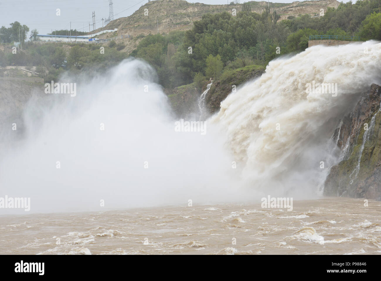 Gansu, China. 16. Juli 2018. Gansu, China - liujia Schlucht, im Nordwesten der chinesischen Provinz Gansu, befindet sich das große Wasser - Power Engineering Projekt des ersten Fünfjahresplans. Liujia Schlucht ist der siebte Schritt hydro-elektrischen Station, mit Multifunktion wie Stromerzeugung, Controlling Flut, Zucht aquatics, Bewässerung, Versand, und Reisen, und wurde der größte zentrale Projekt der Wasser-erhaltung eine elektrische Leistung, und sie genießen das Ansehen als die Perle am Gelben Fluss. Credit: ZUMA Press, Inc./Alamy leben Nachrichten Stockfoto