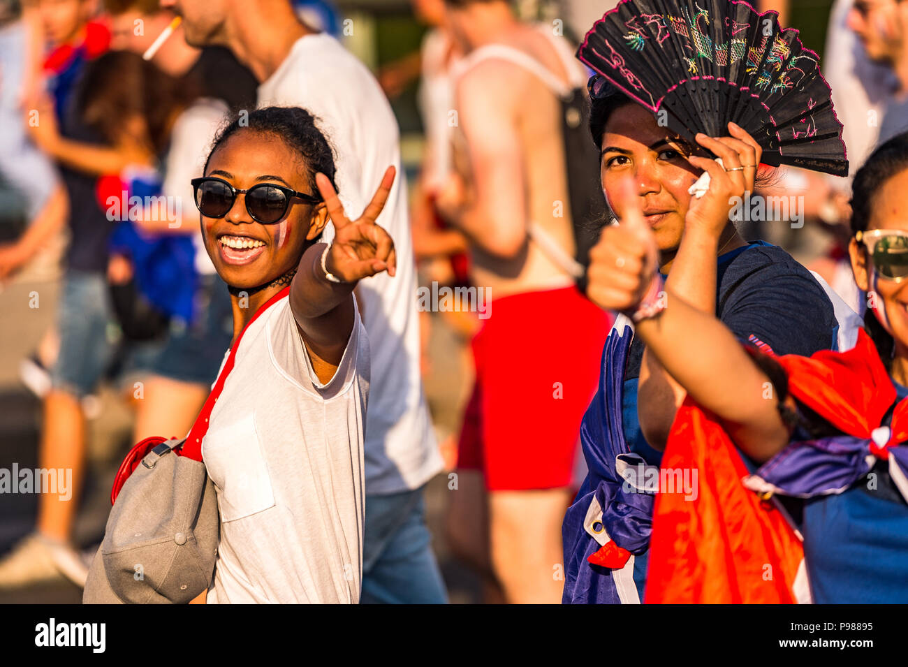 Paris, Frankreich. Am 15. Juli 2018. Große Menschenmengen in Paris, Frankreich die Weltmeisterschaft gewinnen. Paris, Frankreich. Credit: Samantha Ohlsen/Alamy Leben Nachrichten. Stockfoto