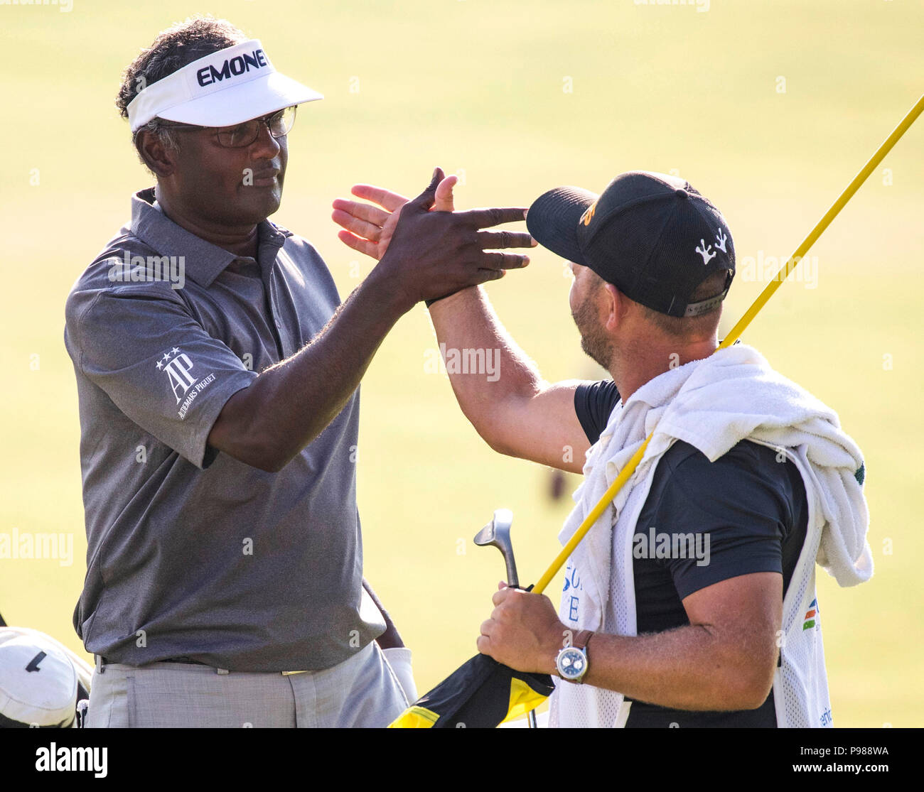 Chicago, USA. Am 15. Juli 2018. Vijay Singh (L) der Fidschi- Inseln feiert seinen Sieg nach der Endrunde, der Konstellation der Senioren Spieler Meisterschaften bei Exmoor Country Club auf der PGA Champions Tour in Highland Park, Chicago, USA, am 15. Juli 2018. Quelle: Joel Lerner/Xinhua/Alamy leben Nachrichten Stockfoto