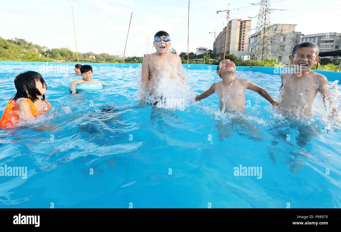 (180716) - LIUZHOU, Juli 16, 2018 (Xinhua) - Kinder haben Spaß an einem Wasser Vergnügungspark in Rong'an County, South China Guangxi Zhuang autonomen Region, 15. Juli 2018. (Xinhua/Tan Kaixing) (hxy) Stockfoto