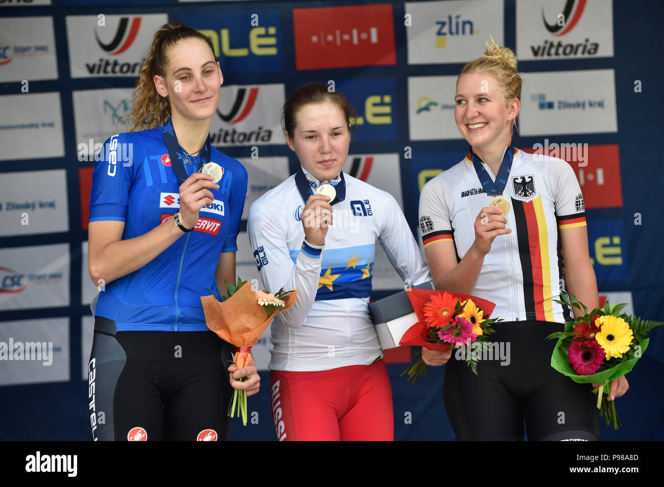 Zlin, Tschechische Republik. 14. Juli 2018. Der Gewinner einer Europäischen Meisterschaften im Straßenradsport, U-23, Frauen, Massenstart, Junioren, L-R Vittoria Guazzini (Italien), aigul Gareeva (Russland) und Hanna Ludwig (Deutschland) feiern auf einem Podium mit ihren Medaillen in Zlin, Tschechische Republik, Juli, 14, 2018. Credit: Dalibor Gluck/CTK Photo/Alamy leben Nachrichten Stockfoto