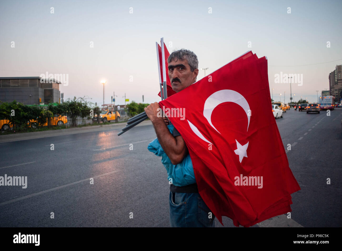 Ein Mann gesehen, der türkische Nationale Flaggen auf die nationale Einheit. Eine große Masse von Menschen versammelt, um für die Sitzung am 15. Juli Märtyrer Bridgeí, die zuvor als Bosporus Brücke bekannt. Die Feier begingen den zweiten Jahrestag der Putschversuch zwischen 15. und 16. Juli 2016, in dem bereits 250 Menschen in der Putsch gestorben und rund 2.200 wurden verletzt. Seither startete die Regierung ein Durchgreifen auf die angeblich mit coup Veranstalter, der die Verhaftung von fast 50 000 und eine massive Entlassungen von Mitarbeitern verschuldet angegliedert. Nach der Feier der Masse Visite Stockfoto