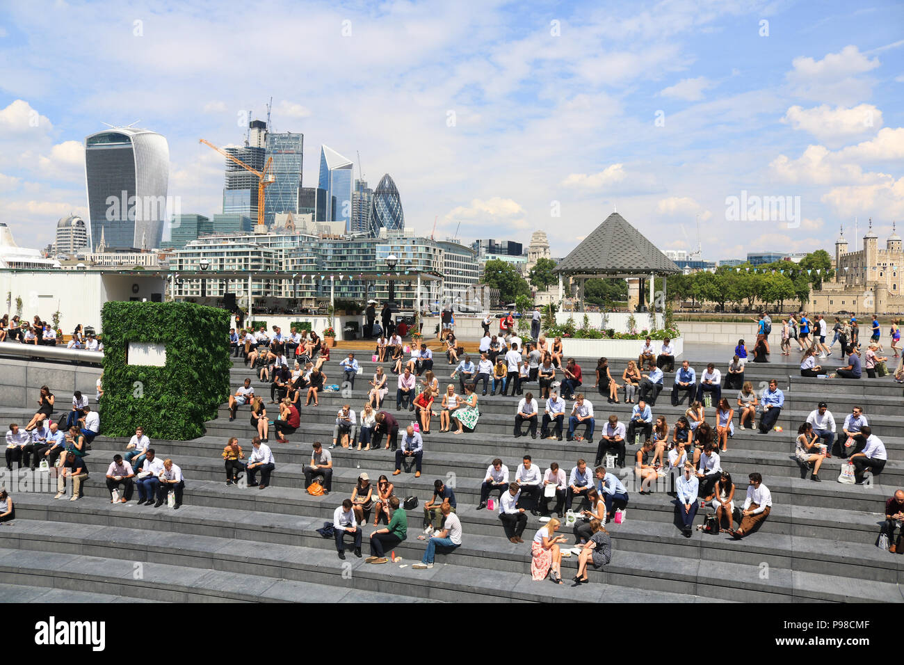 London, Großbritannien. 16. Juli 2018. Die Menschen genießen das warme Wetter und Sonnenschein im Potters Felder auf einem anderen heißen Tag wie die anhaltende Hitzewelle, die mehr als 30 Tage gedauert hat wird sich fortsetzen und Großbritanniens heißesten Sommer seit 1976 Credit: Amer ghazzal/Alamy leben Nachrichten Stockfoto