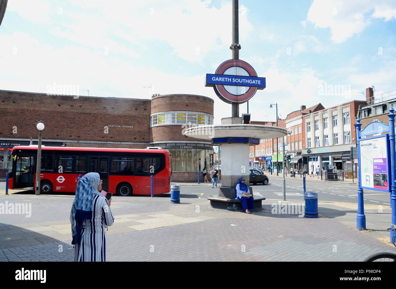 London, Großbritannien. 15. Juli 2018. southgate U-Bahnstation an der London Piccadilly Line re-named Gareth Southgate station Juli 16 2018 für 48 Stunden von Transport for London: Simon Leigh/Alamy leben Nachrichten Stockfoto