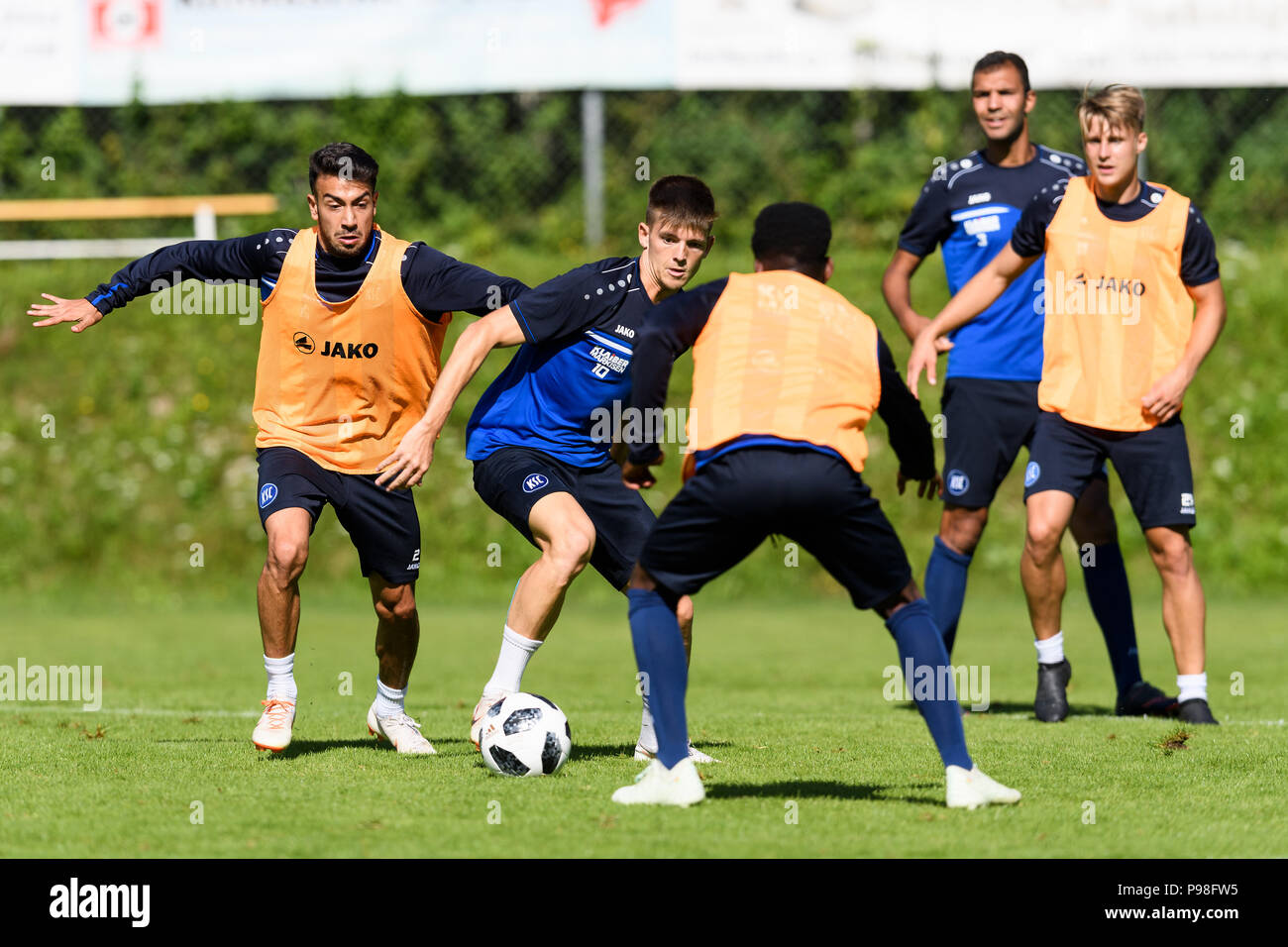 Marvin Wanitzek (KSC) Duelle mit Burak Camoglu (KSC). GES/Fußball/3. Liga: Karlsruher SC - Trainingslager in Waidring, Tirol, Österreich Saison 2018/19, 16.07.2018 - | Verwendung weltweit Stockfoto