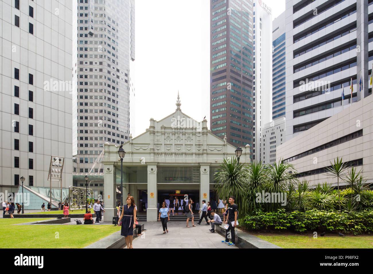 Frontansicht der Raffles Place MRT-Station in einem Geschäftsviertel mit hoch aufragenden Geschäftsgebäuden, Singapur. Stockfoto