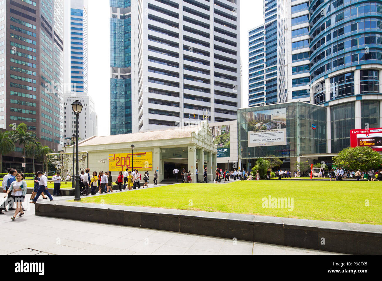 Seitenansicht der MRT-Station Raffles Place und verschiedener Geschäftsbüros. Singapur. Stockfoto