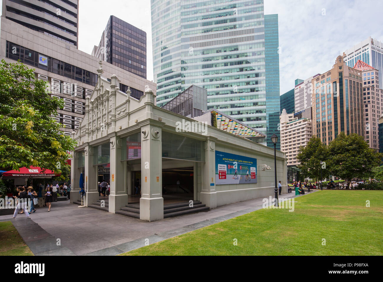 Seitenansicht des Raffles Place MRT Station in Singapur Central Business District Stockfoto