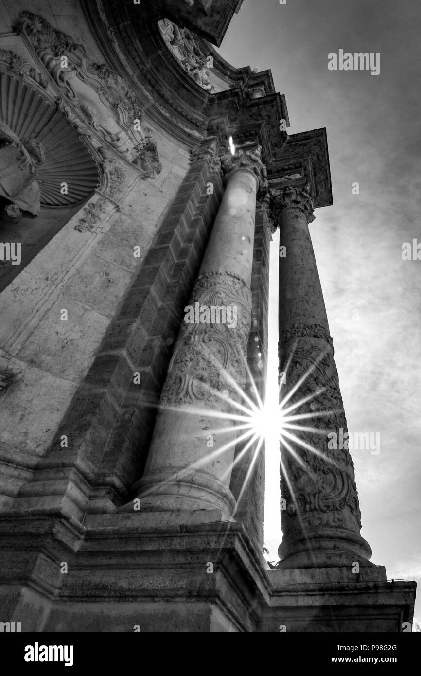 VALENCIA, Spanien - 18. FEBRUAR 2013: Frühling Sonne diffracts wunderschön zwischen alten geschnitzte Säulen in der Nähe der Kathedrale und Ray der Lichter durch Pass Stockfoto