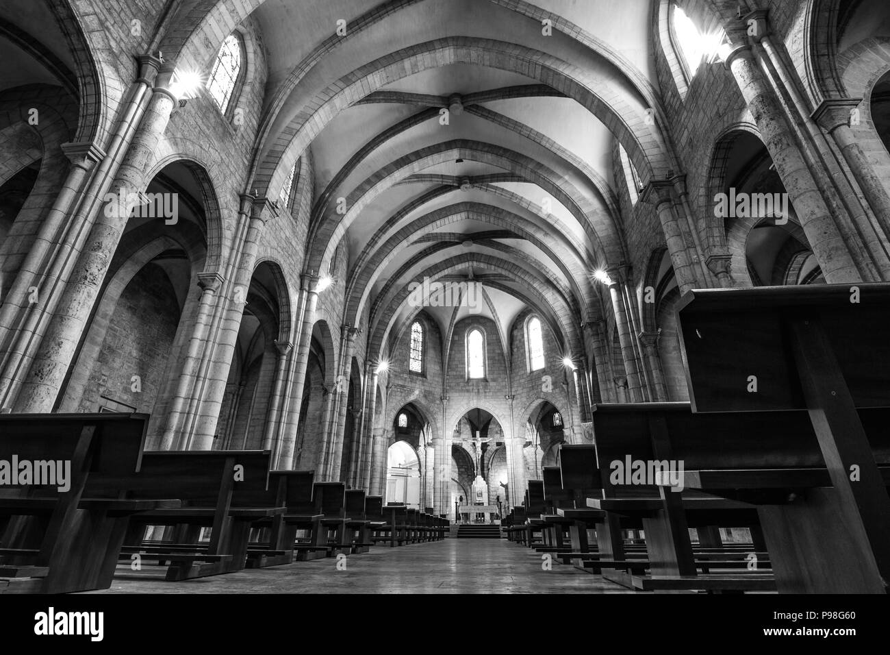 VALENCIA, Spanien - 18. FEBRUAR 2013: Das Innere einer herrlichen Kirche ist wunderschön Deckel durch Paar Lampen und natürliches Licht aus den Fenstern, b Stockfoto
