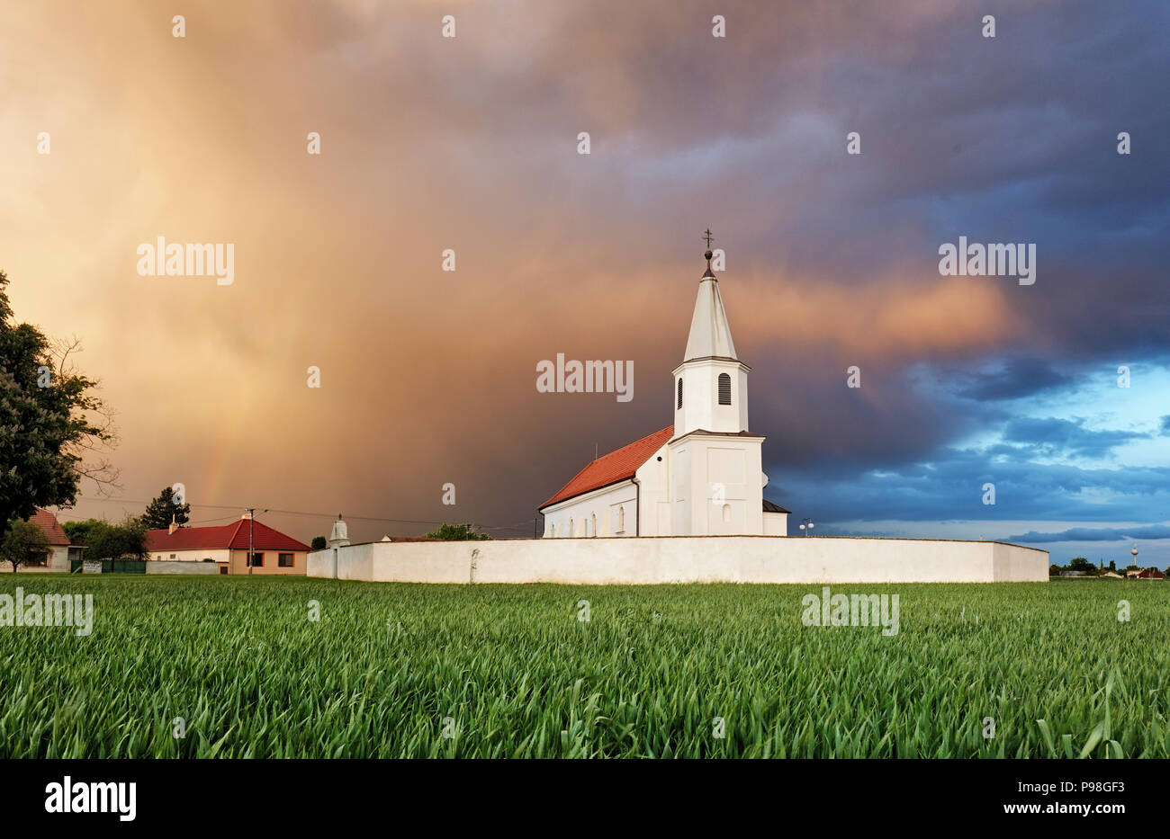 Katholische Kirche in Feld am Sonnenuntergang Stockfoto