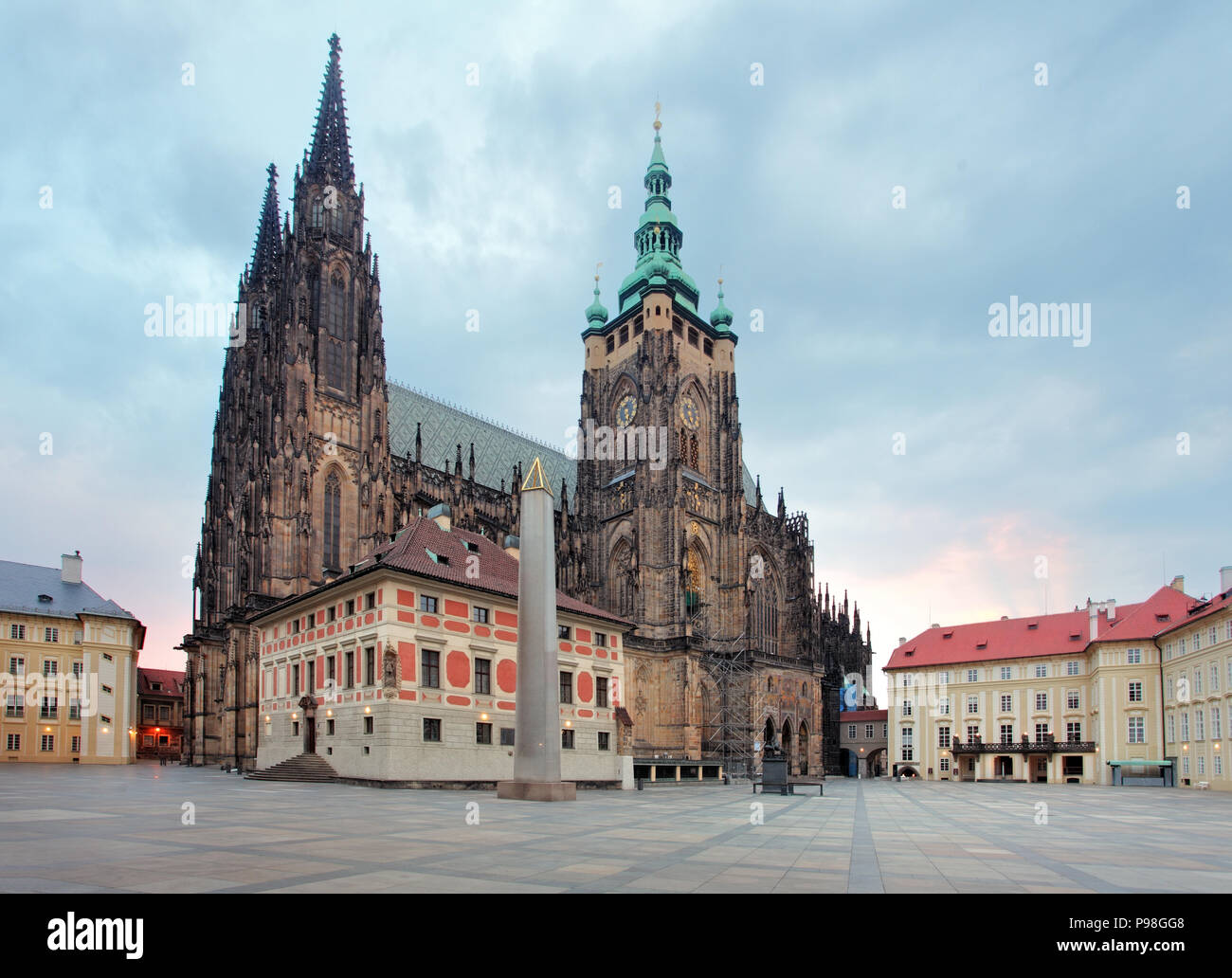 Vorderansicht des Haupteingangs, die St.-Veits-Dom auf der Prager Burg in Prag, Tschechische Republik Stockfoto