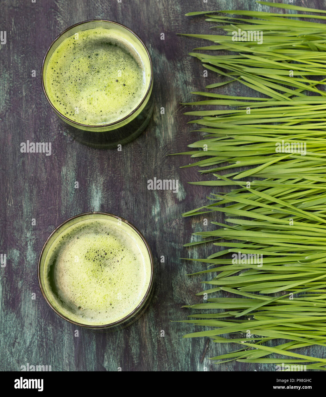 Wheatgrass und Glas grüner Saft-Overhead shot Stockfoto