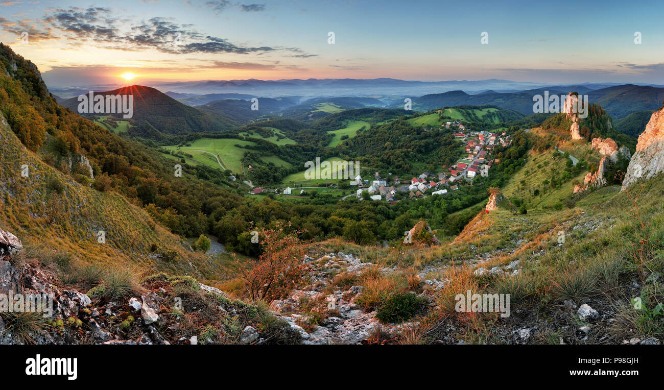 Slowakei fallen ländliche Hügel Landschaft bei Sonnenaufgang, Vrsatec Dorf. Stockfoto