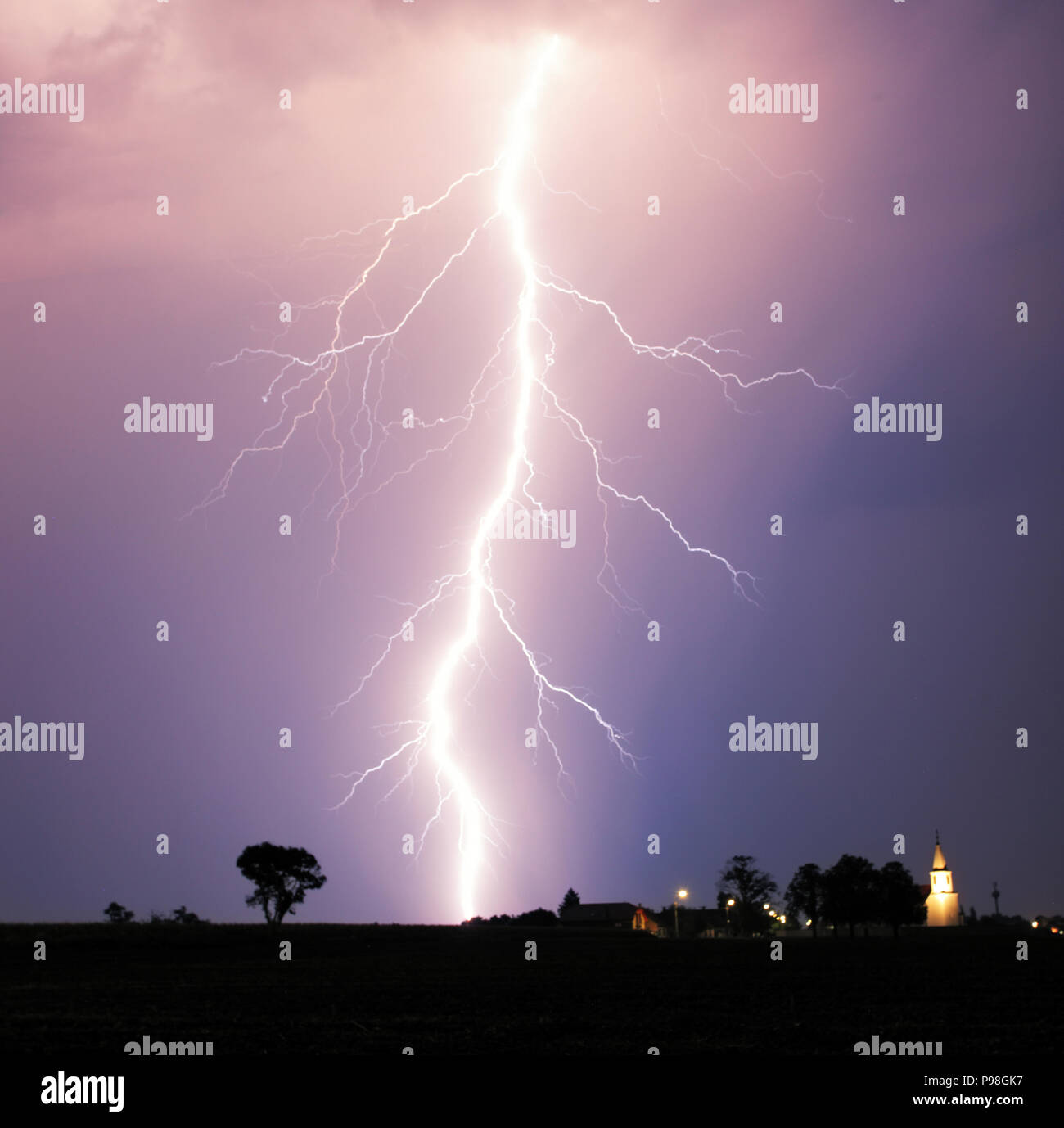 Blitz bei Strom über Dorf Stockfoto