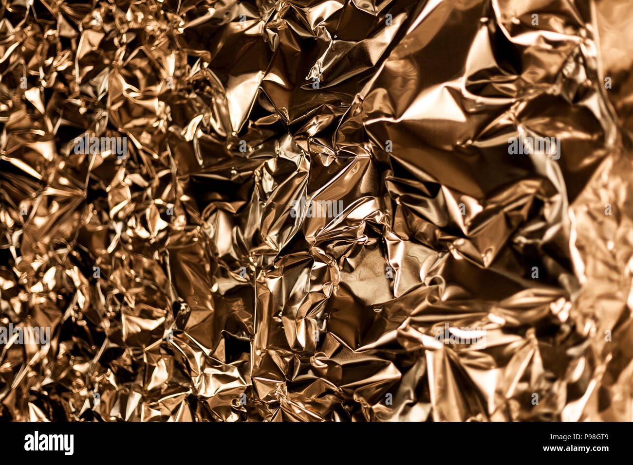 Full Frame nehmen Sie ein Blatt zerknüllt gold Aluminiumfolie Hintergrund Stockfoto