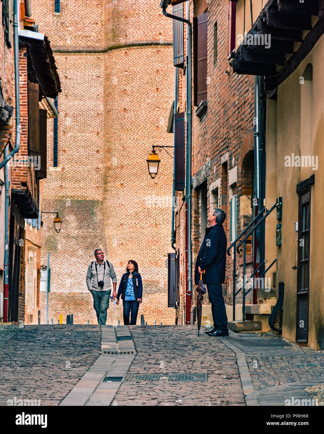 Touristen schlendern Sie durch die mittelalterlichen Gassen, die von der UNESCO zum bischöflichen Stadt Albi, Frankreich Stockfoto