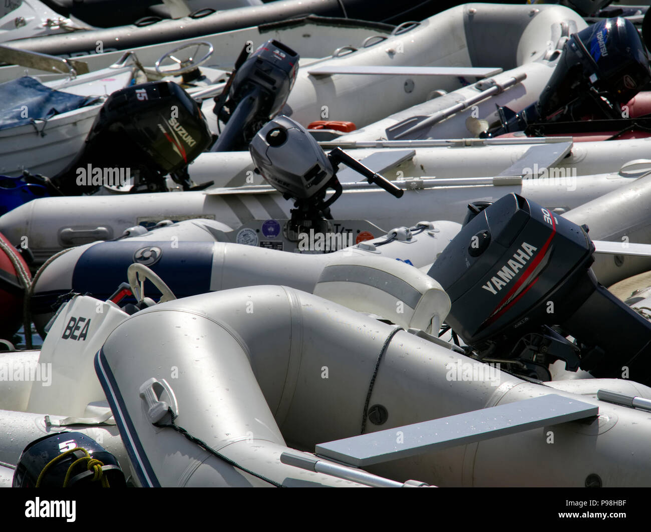 Ein Durcheinander von Rippen, starren aufblasbare Boote, mit großen aussenbordmotoren wie Miete Boote in Salcombe, Devon verwendet wird. Stockfoto