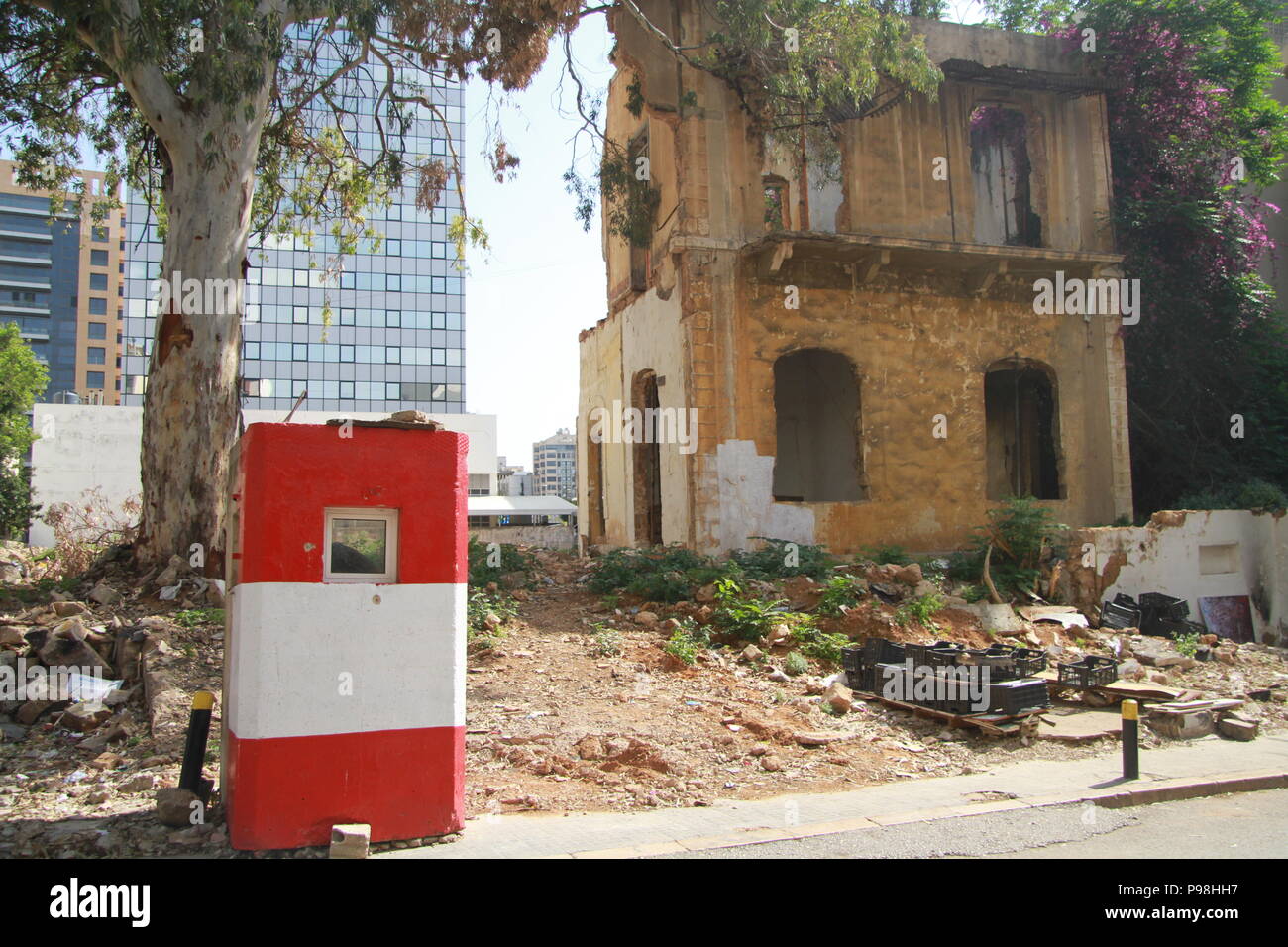 Sentry Box und zerstörte Gebäude, Beirut Stockfoto