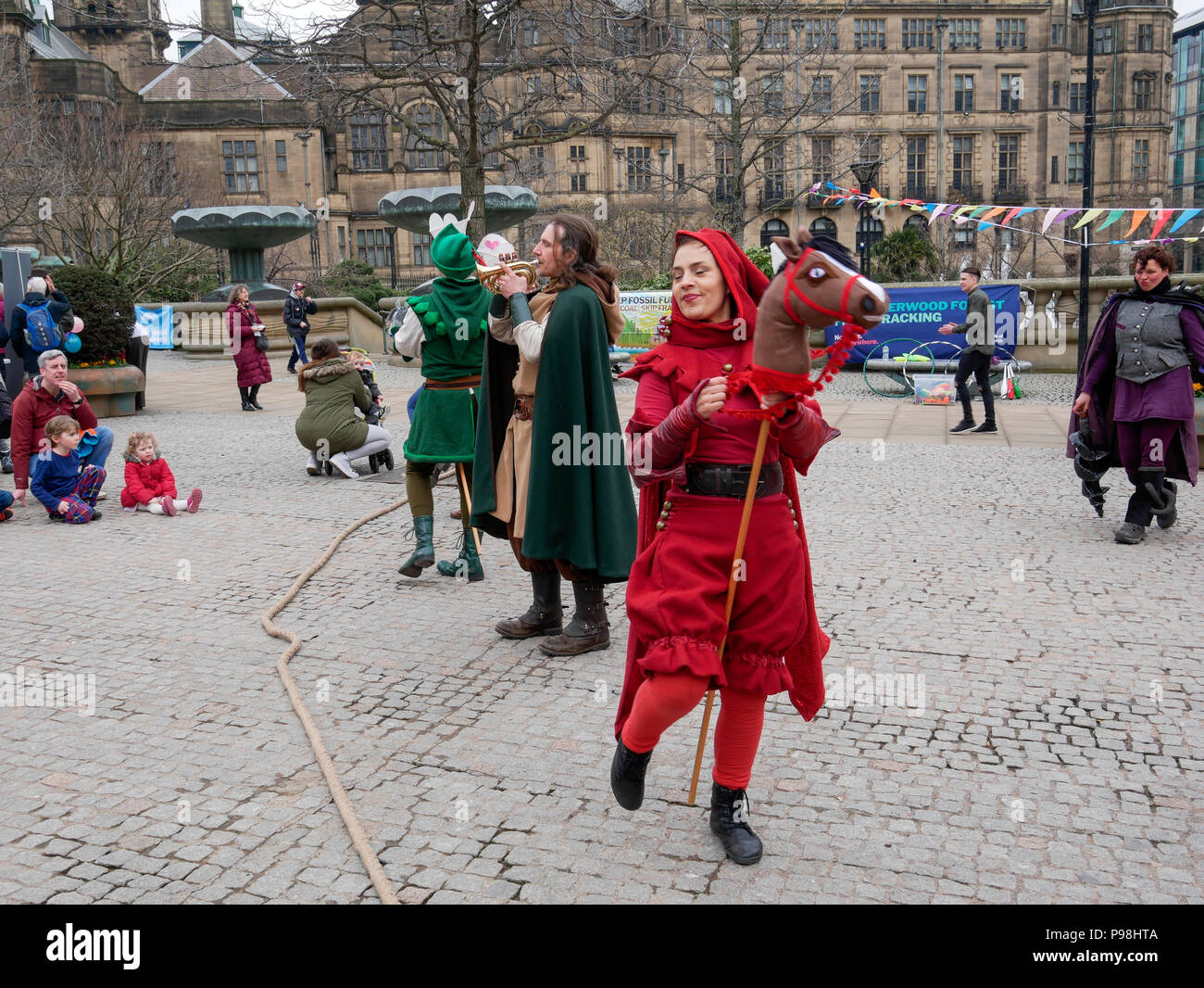 Im freien Spiel mit großen handpuppen in Sheffield, England Stockfoto