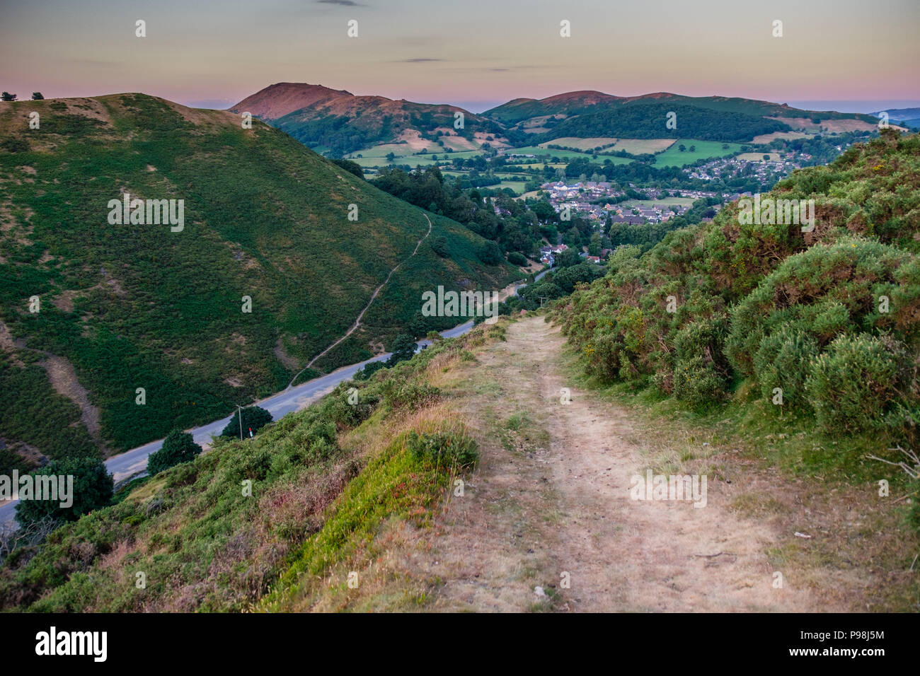 Carding Mill Valley und die Burway auf der Long Mynd, mit Hope Bowdler Hill und Caer Caradoc im Abstand, Church Stretton, Shropshire Stockfoto