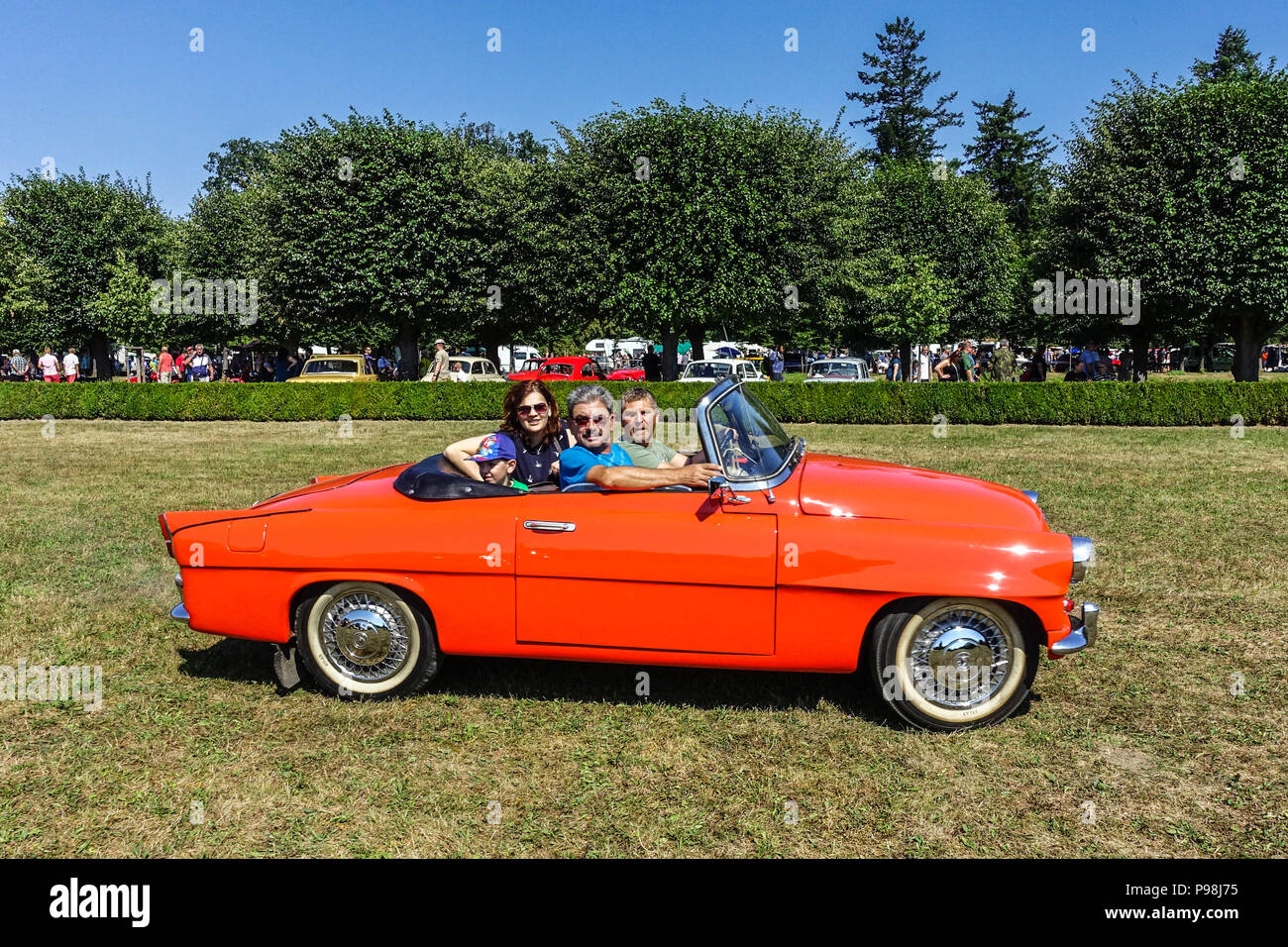 Fans in Skoda, Felicia Fun Cabriolet, die Sechziger, Oldtimer, Tschechien, Europa Stockfoto