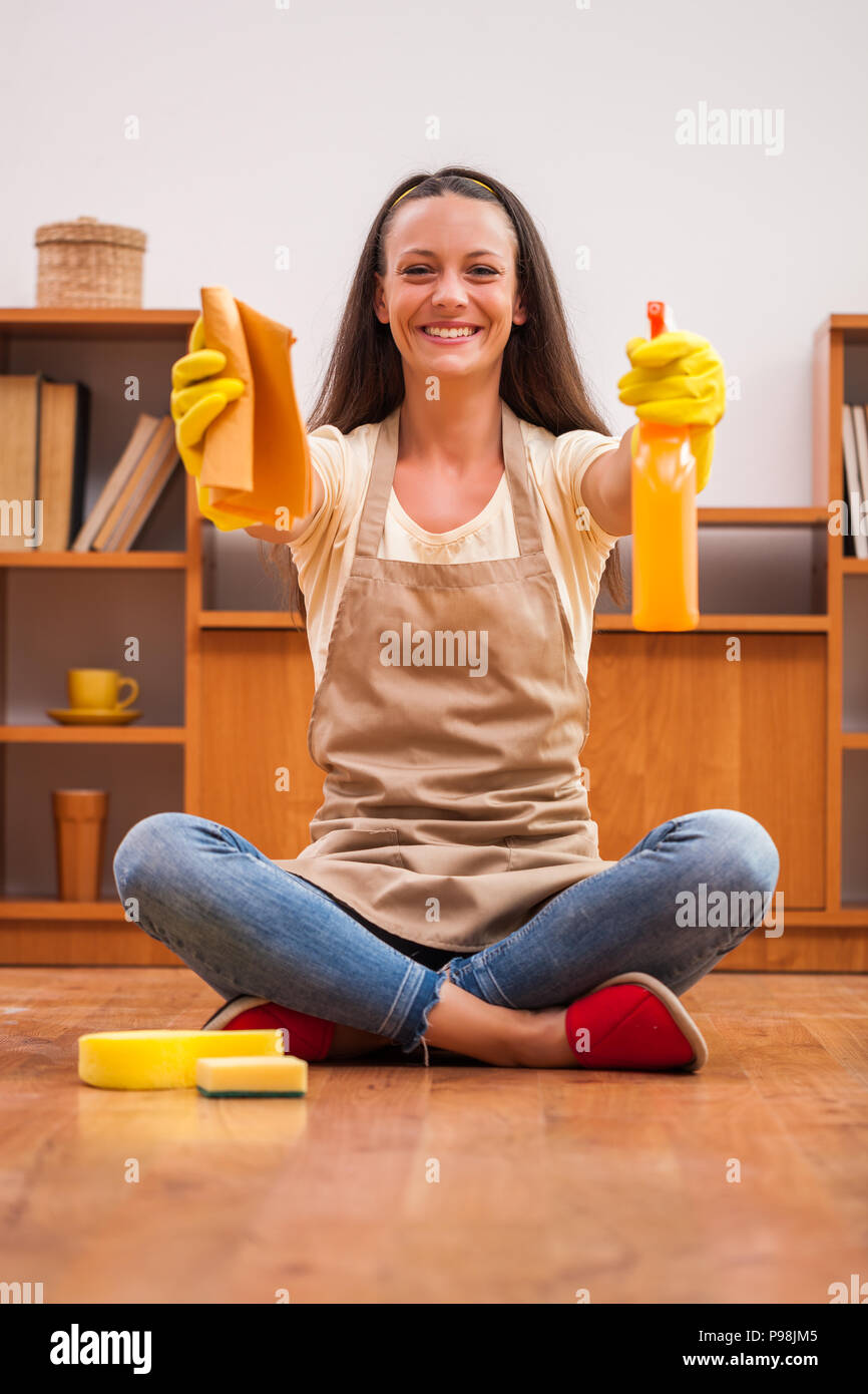 Junge Frau ist bereit, das Haus zu reinigen. Stockfoto