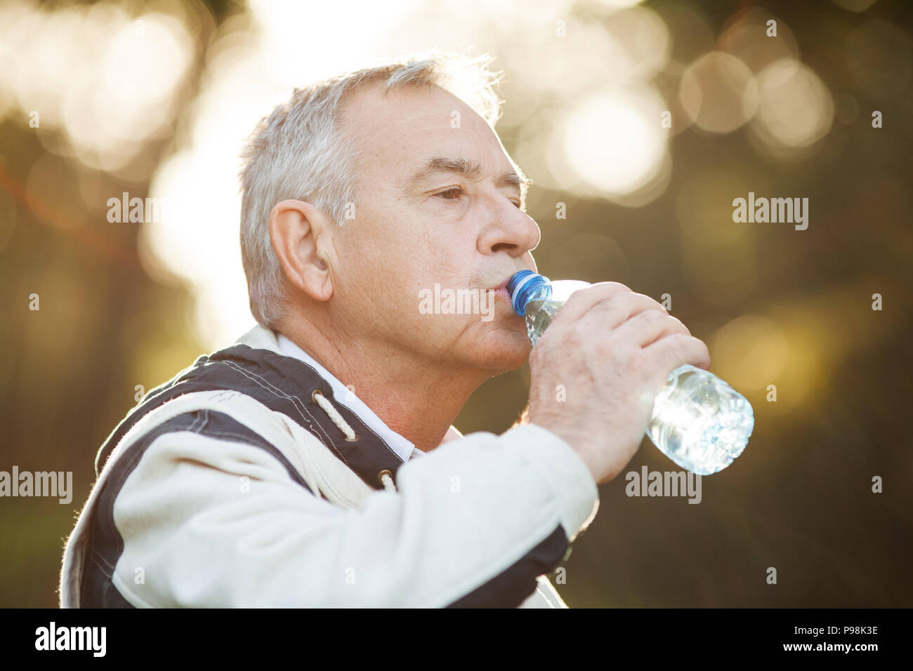 Ältere Menschen Trinkwasser in Park Stockfoto