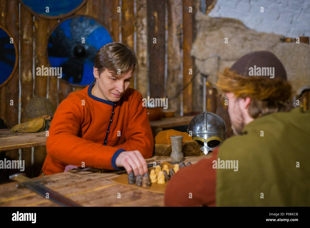 Zwei Männer spielen beliebte strategy Board Game - tafl Stockfoto