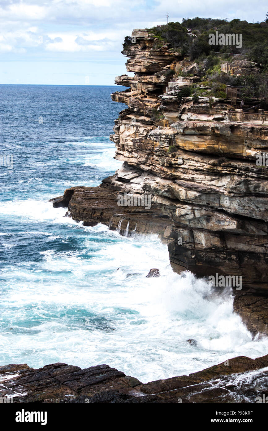 Wellen Cliffs Meereswellen und schroffe felsen -Fotos und -Bildmaterial in hoher ...