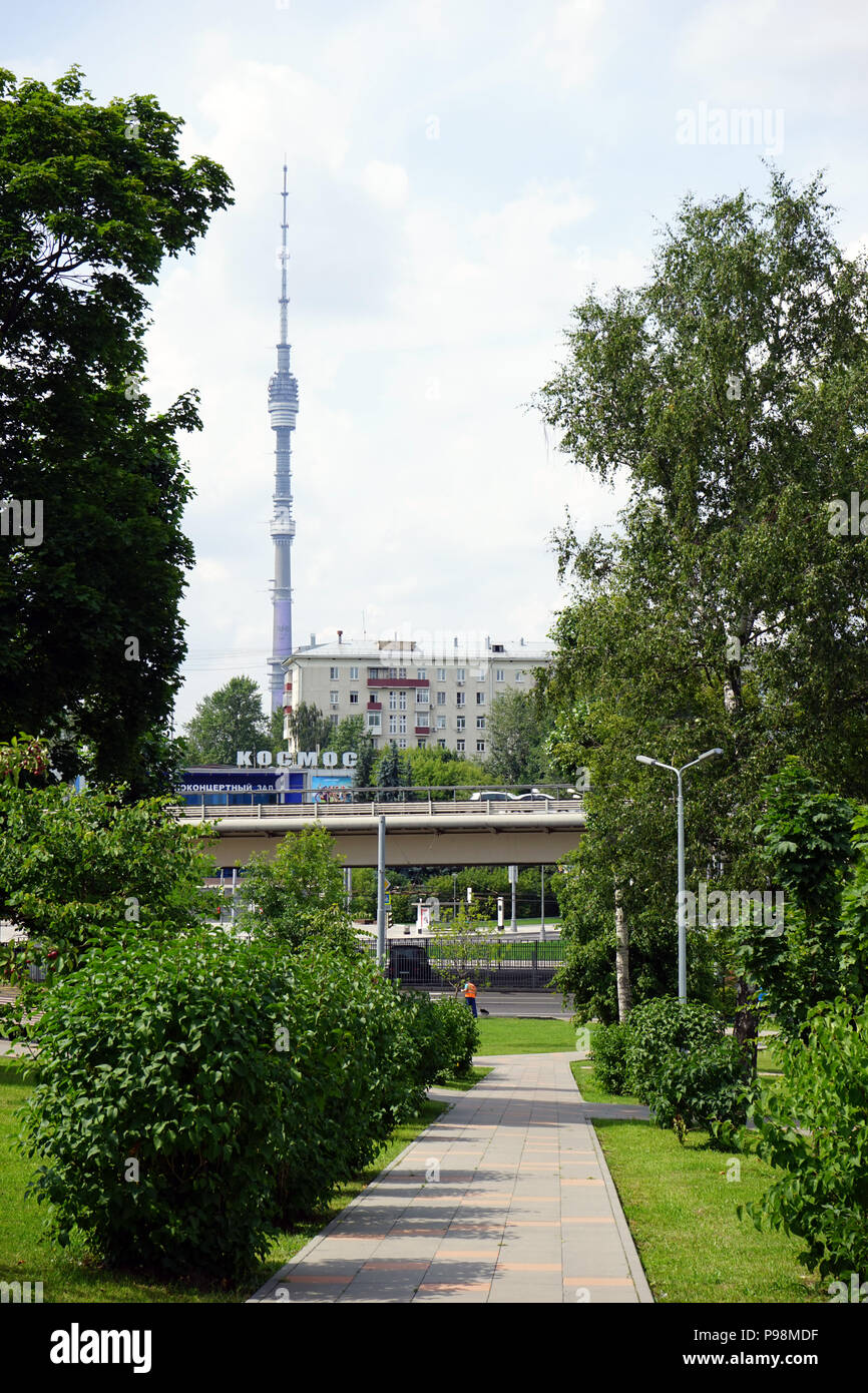 Moskau, Russland - ca. Juli Park 2018 und Fernsehturm Ostankino und Kino Stockfoto